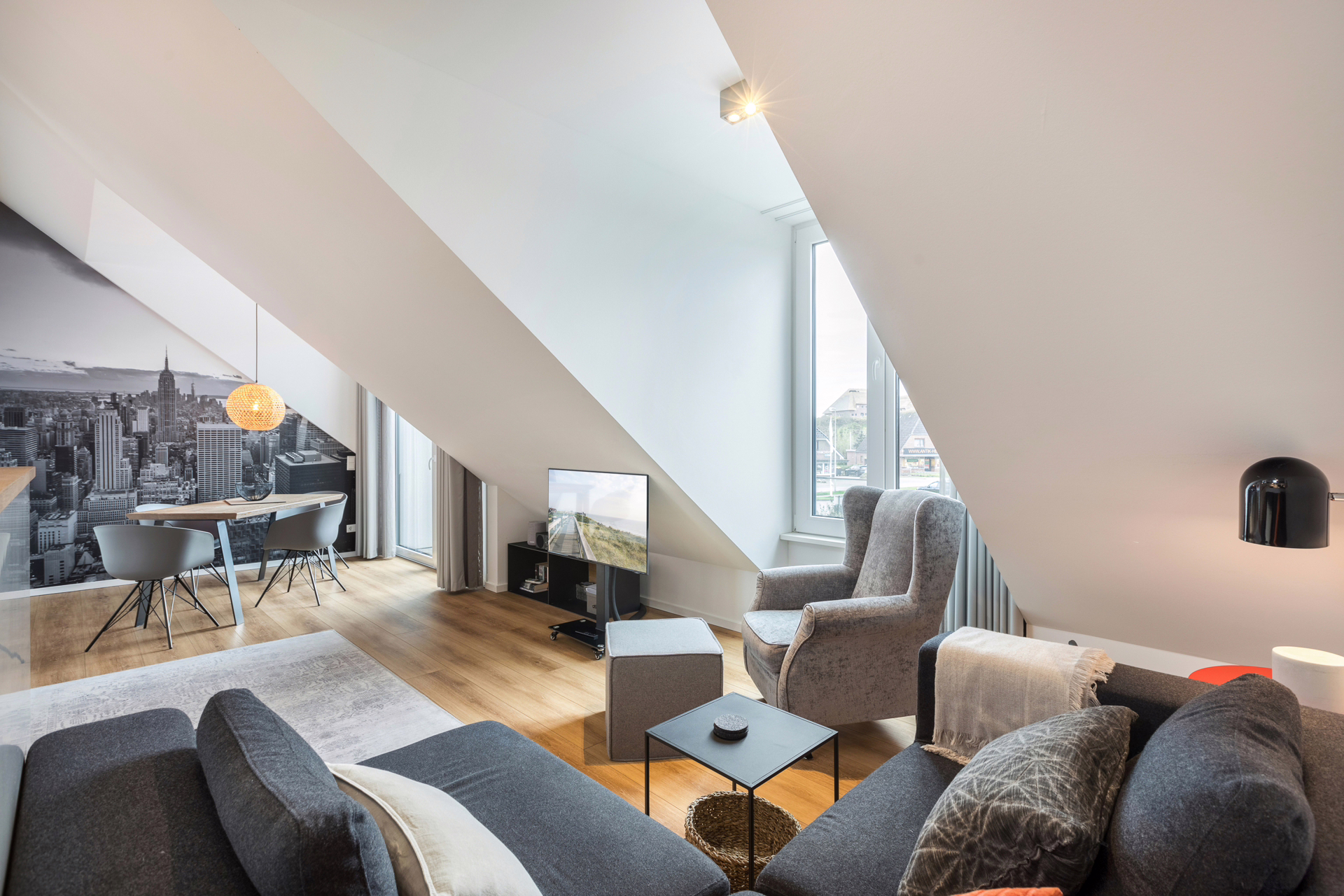 Bild - Stylische und exklusive Galeriewohnung mit Sauna, PKW-Stellplatz und Fahrstuhl in List