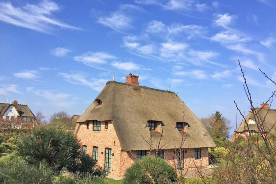 Bild - Charmantes Friesenhaus unter Reet mit einer Erdgarage am Keitumer Wattenmeer