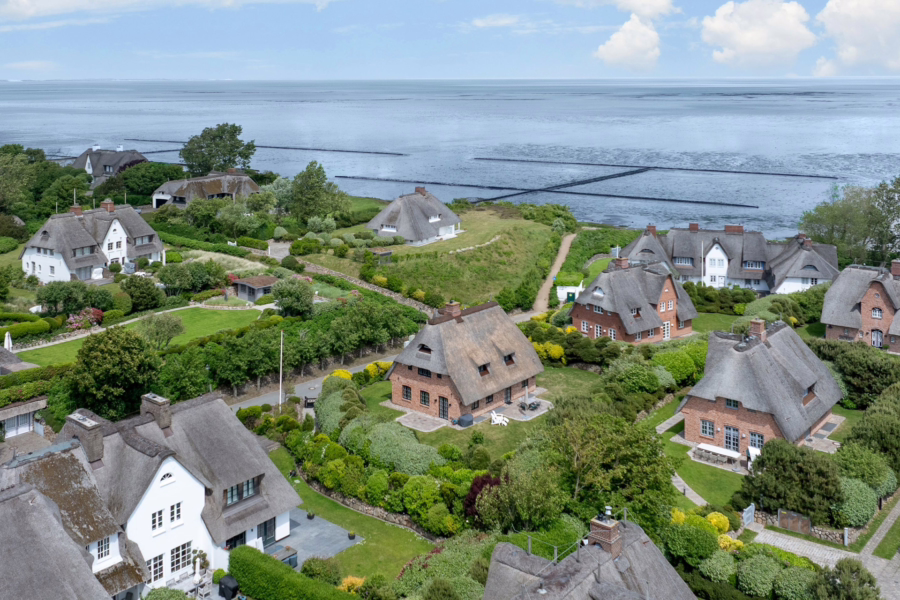Bild - Charmantes Friesenhaus unter Reet mit einer Erdgarage am Keitumer Wattenmeer