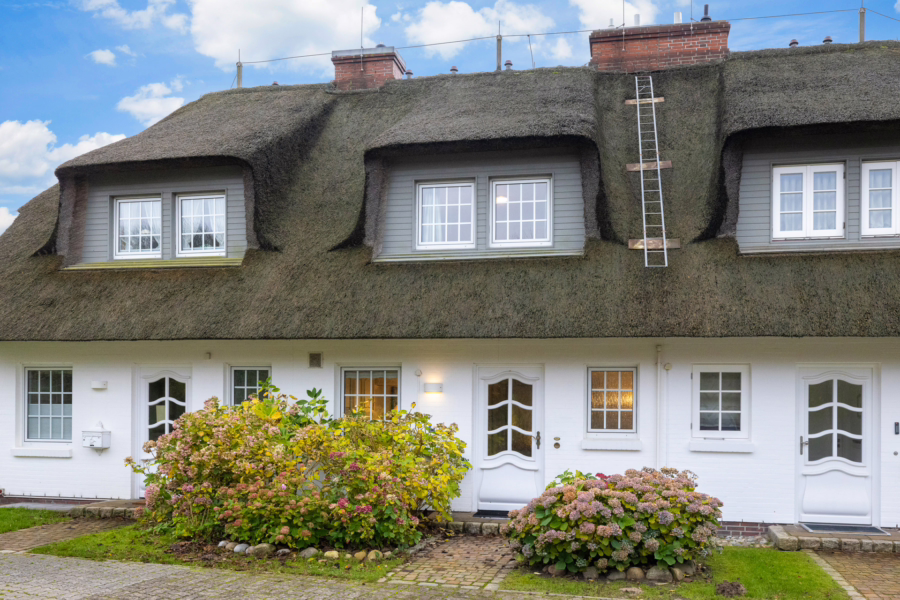 Bild - Charmantes reetgedecktes Mittelhausteil unweit der Braderuper Heide