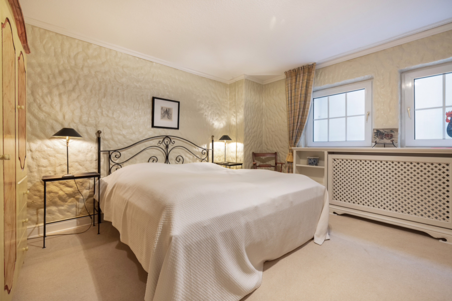 Bild - Charmantes reetgedecktes Mittelhausteil unweit der Braderuper Heide