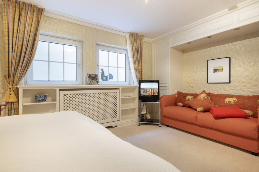 Bild - Charmantes reetgedecktes Mittelhausteil unweit der Braderuper Heide