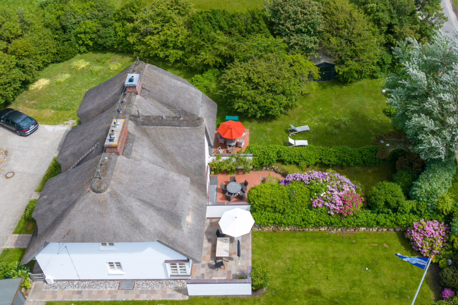 Bild - Charmantes reetgedecktes Mittelhausteil unweit der Braderuper Heide