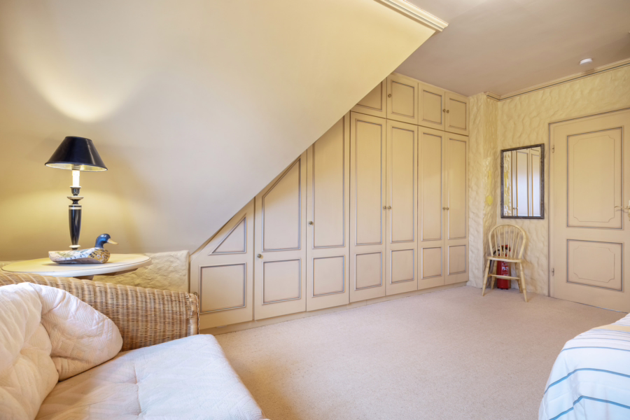 Bild - Charmantes reetgedecktes Mittelhausteil unweit der Braderuper Heide