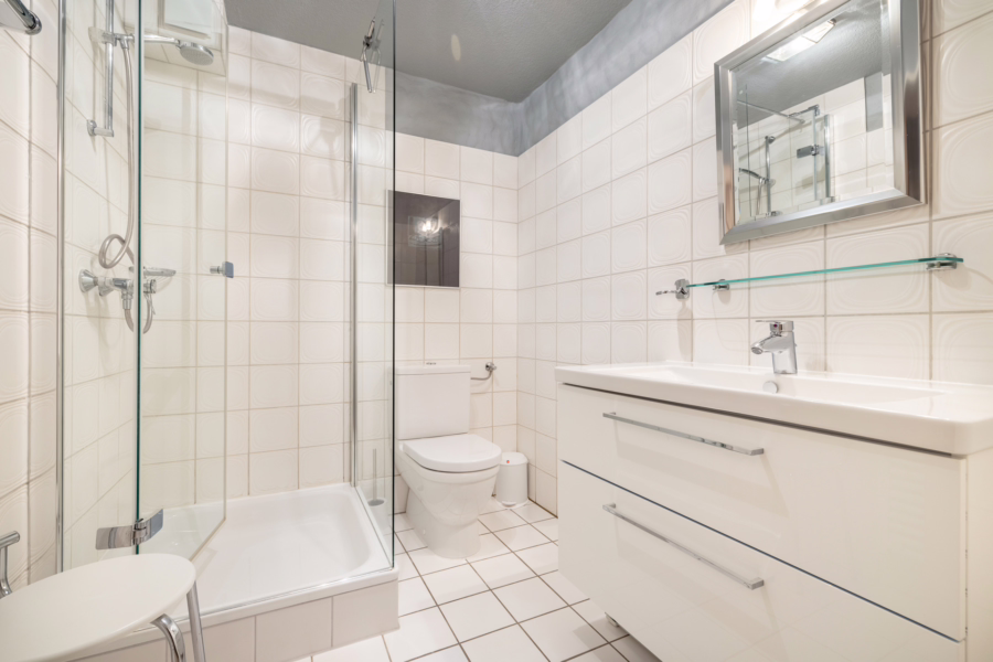 Bild - Charmantes reetgedecktes Mittelhausteil unweit der Braderuper Heide