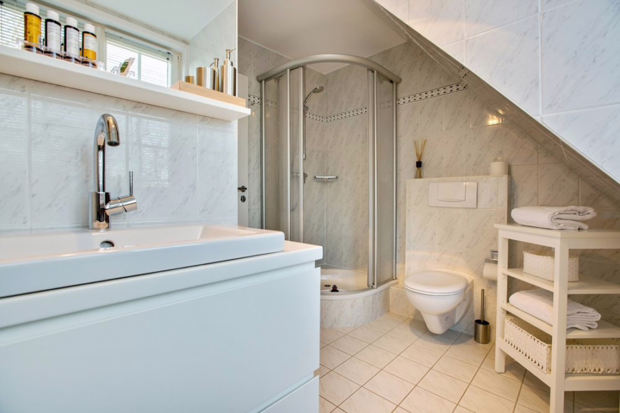 Bild - Modern renoviertes Hausteil unter Reet auf parkähnlichem Grundstück