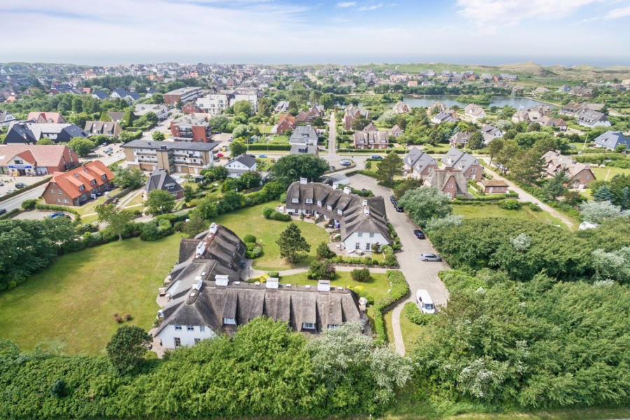 Bild - Modern renoviertes Hausteil unter Reet auf parkähnlichem Grundstück