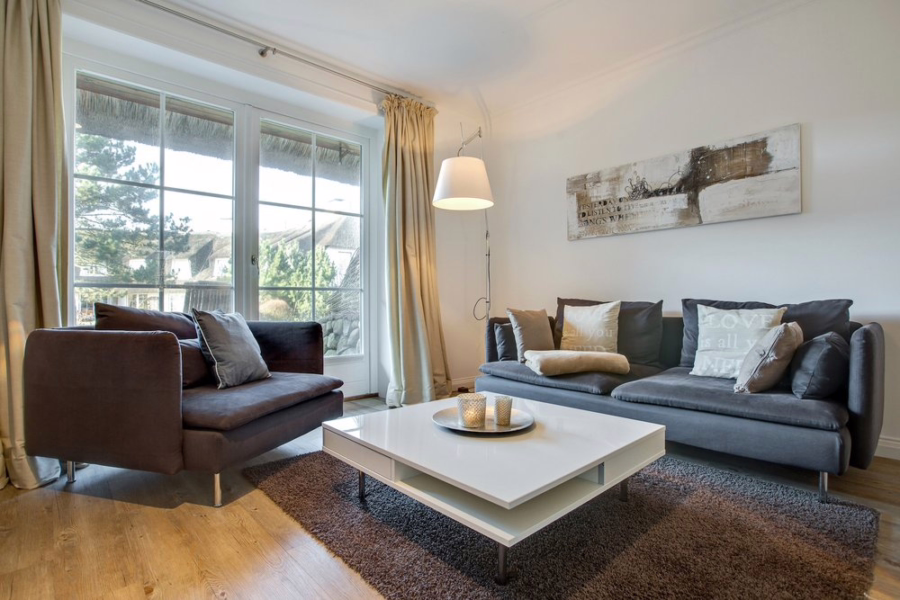 Bild - Modern renoviertes Hausteil unter Reet auf parkähnlichem Grundstück