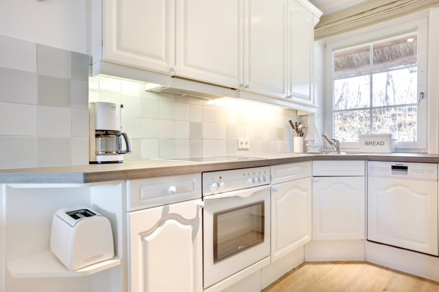 Bild - Modern renoviertes Hausteil unter Reet auf parkähnlichem Grundstück