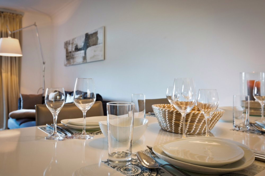 Bild - Modern renoviertes Hausteil unter Reet auf parkähnlichem Grundstück