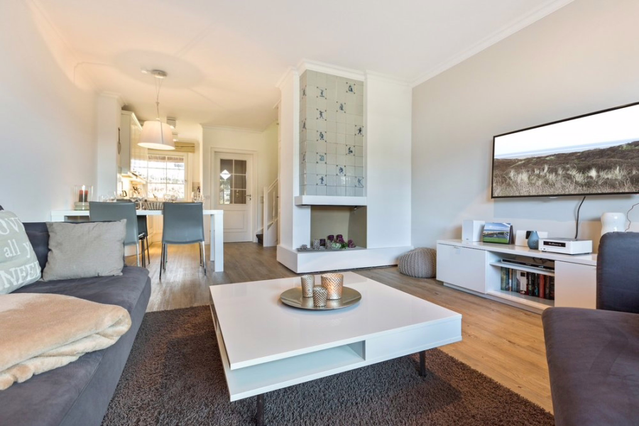 Bild - Modern renoviertes Hausteil unter Reet auf parkähnlichem Grundstück