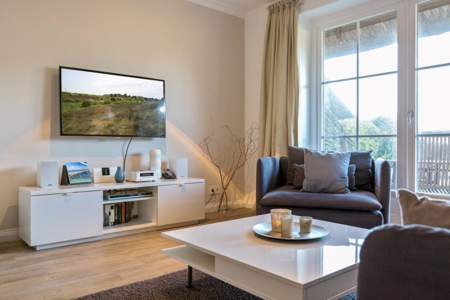 Bild - Modern renoviertes Hausteil unter Reet auf parkähnlichem Grundstück