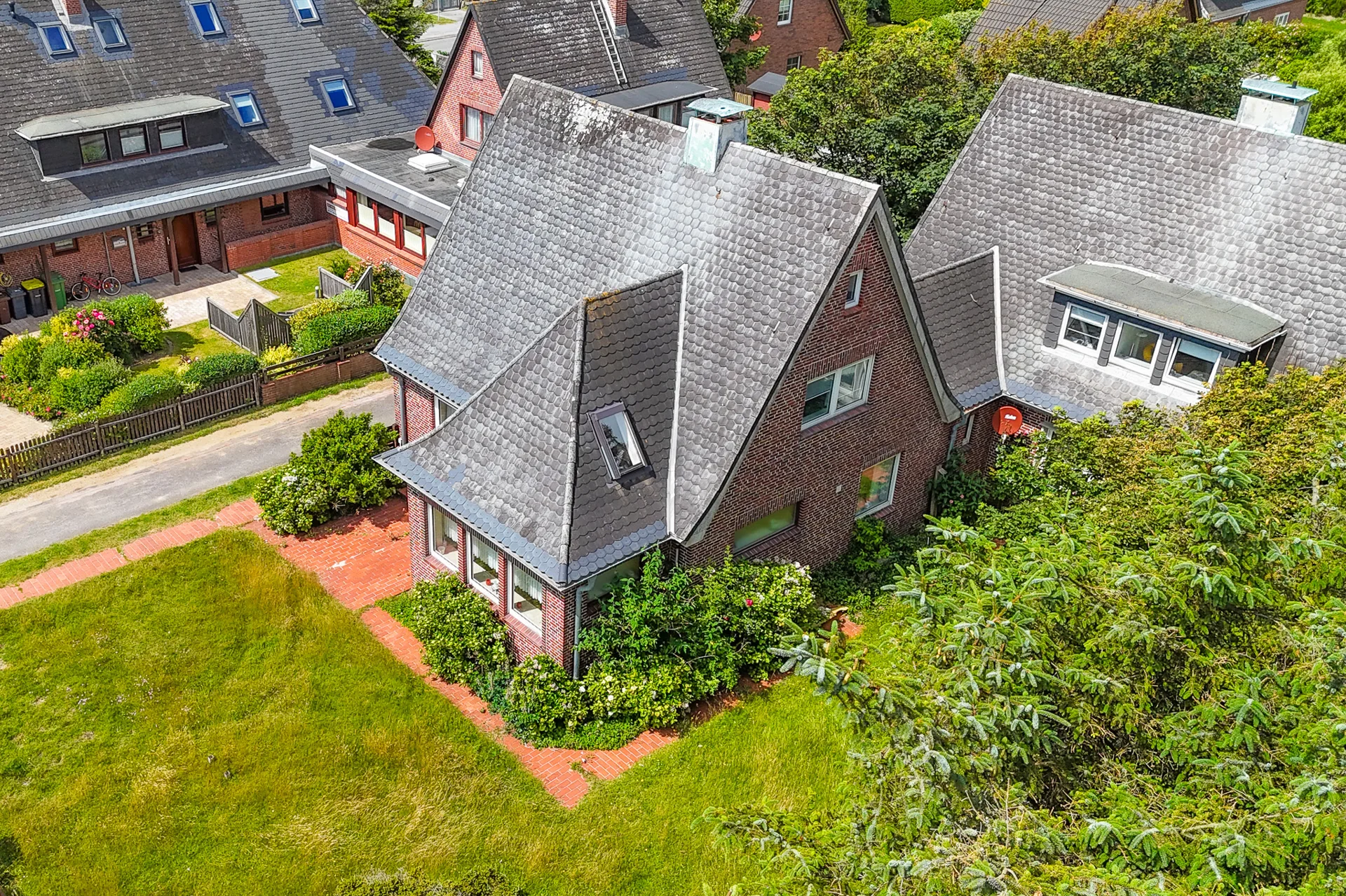 Bild - Doppelhaushälfte mit dem Charme eines Einzelhauses – inklusive Garage in strandnaher Lage