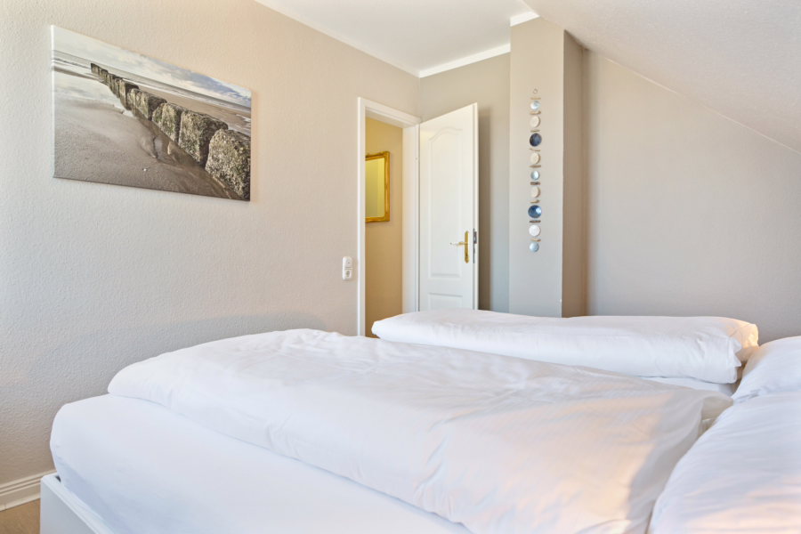 Bild - Exklusive Strandnähe: Moderne Wohnung mit zwei Balkonen & kleinem Meerblick in Wenningstedt