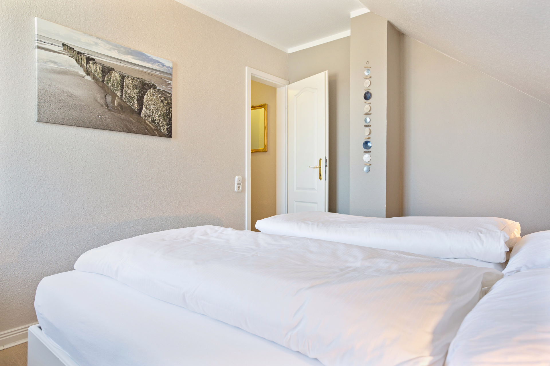 Bild - Exklusive Strandnähe: Moderne Wohnung mit zwei Balkonen & kleinem Meerblick in Wenningstedt