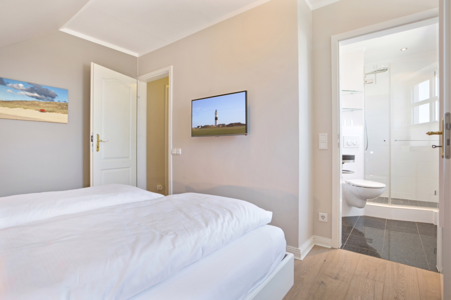 Bild - Exklusive Strandnähe: Moderne Wohnung mit zwei Balkonen & kleinem Meerblick in Wenningstedt