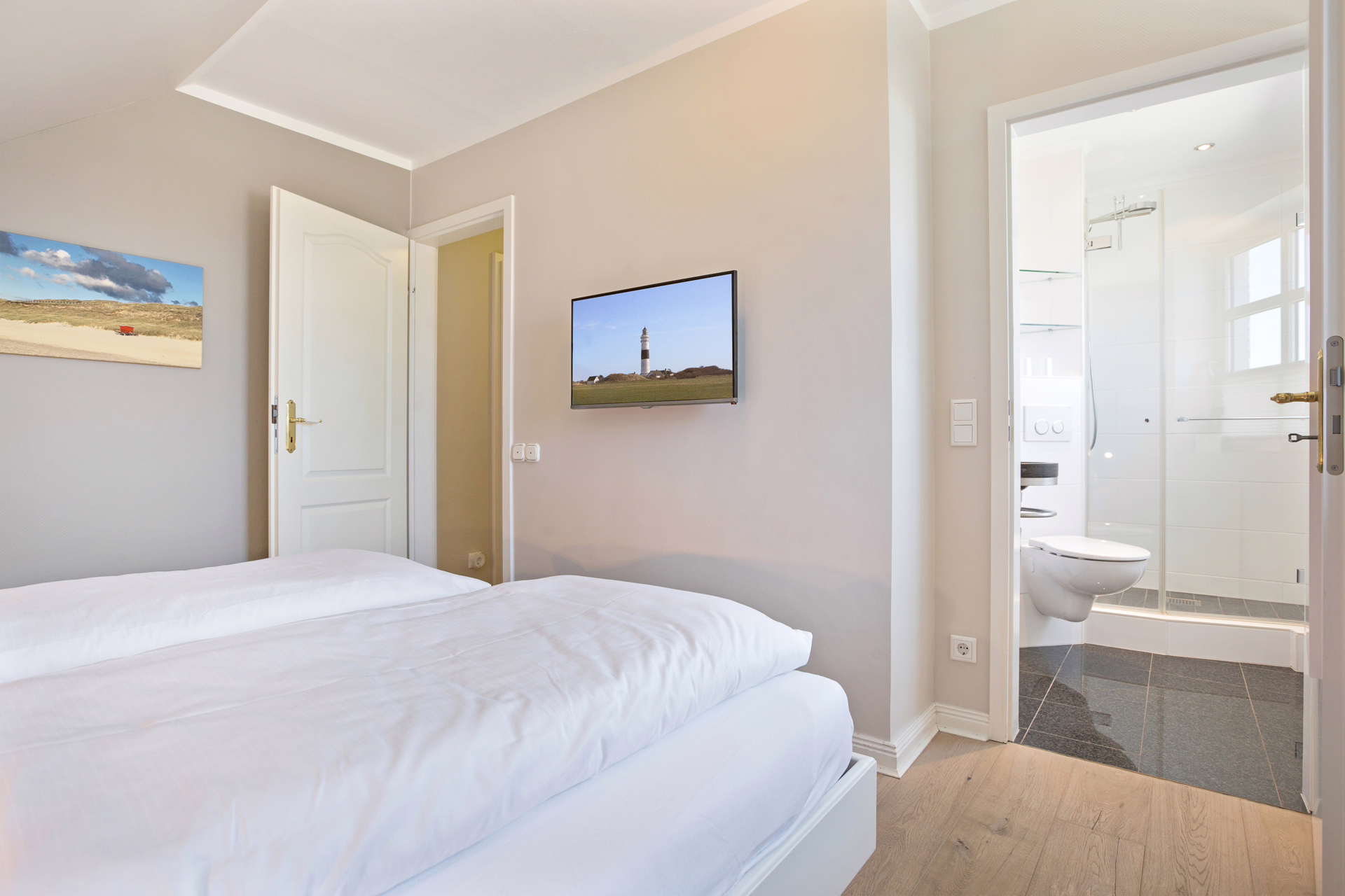 Bild - Exklusive Strandnähe: Moderne Wohnung mit zwei Balkonen & kleinem Meerblick in Wenningstedt