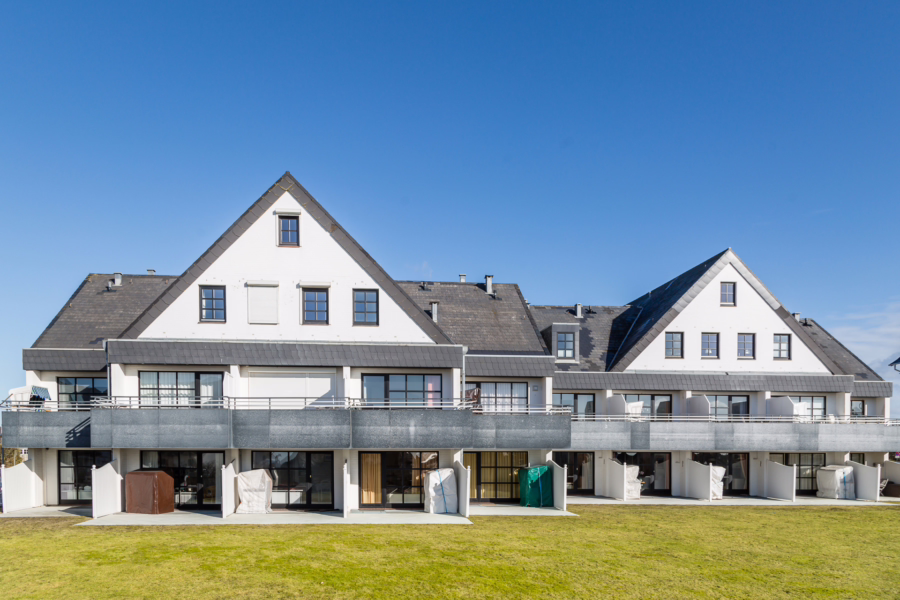 Bild - Exklusive Strandnähe: Moderne Wohnung mit zwei Balkonen & kleinem Meerblick in Wenningstedt