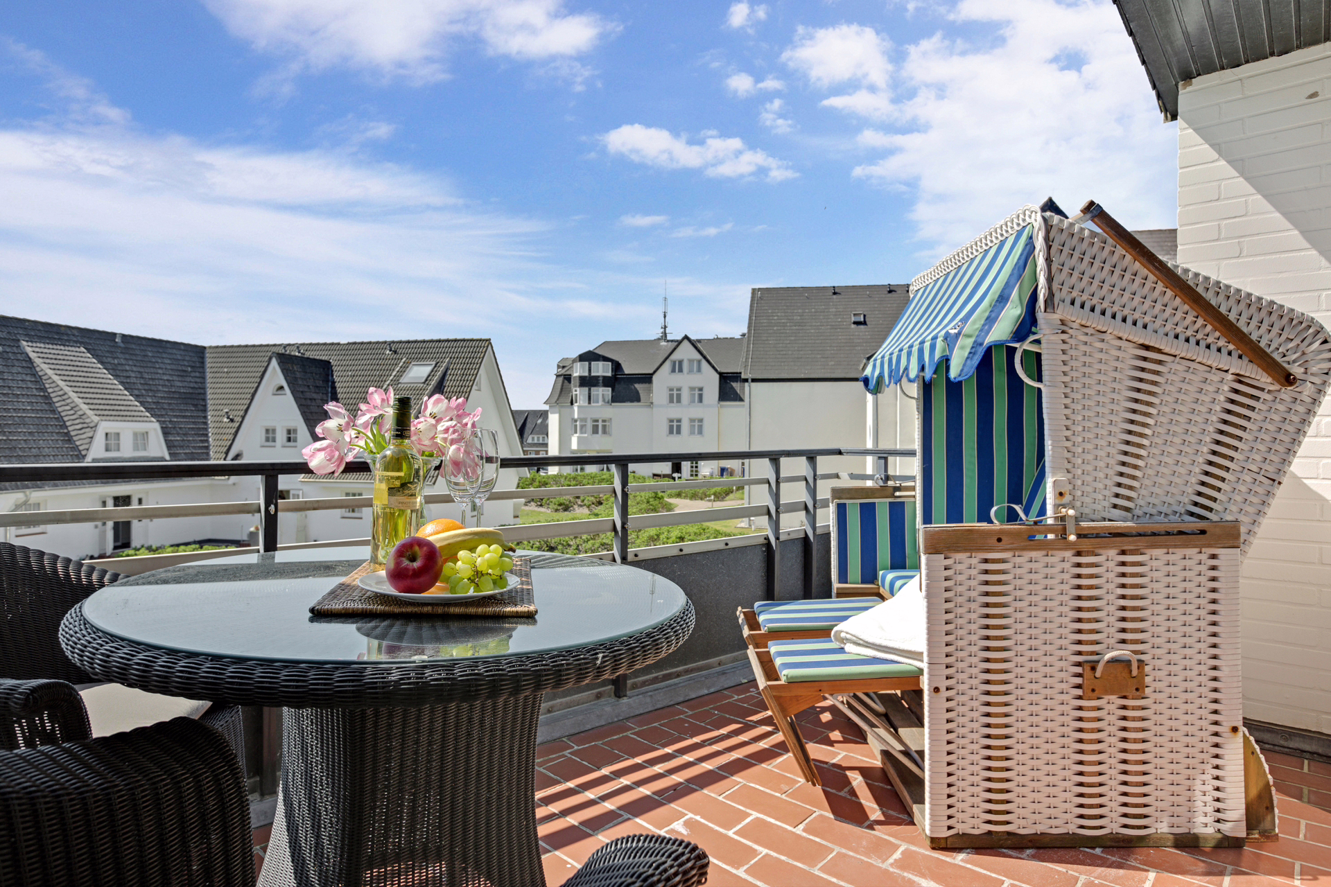 Bild - Exklusive Strandnähe: Moderne Wohnung mit zwei Balkonen & kleinem Meerblick in Wenningstedt