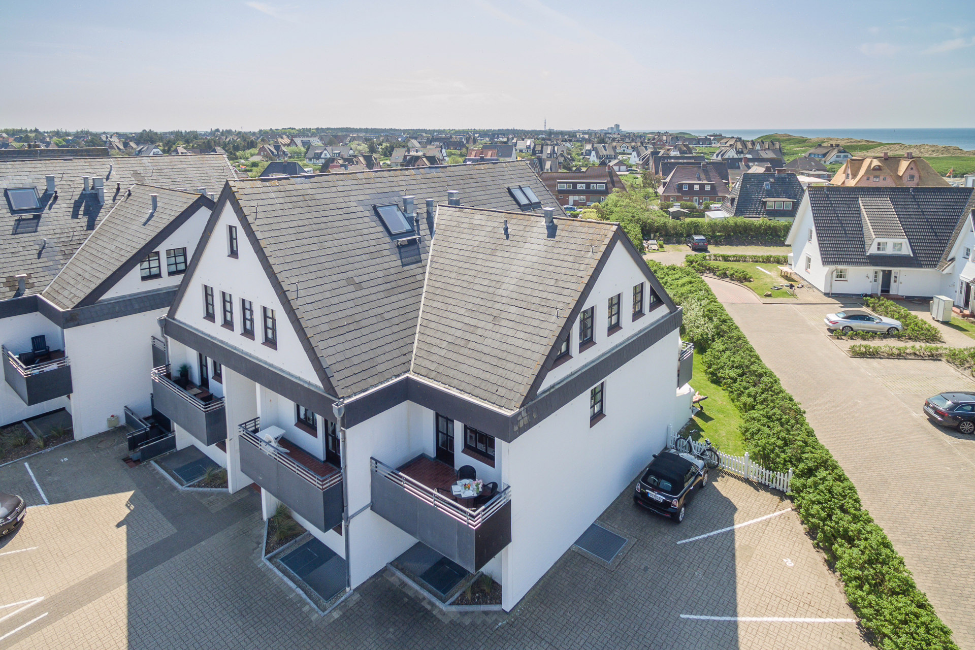 Exklusive Strandnähe: Moderne Wohnung mit zwei Balkonen & kleinem Meerblick in Wenningstedt - Bild (34001)
