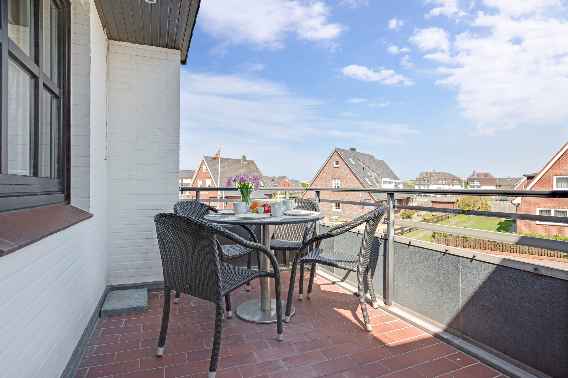 Bild - Exklusive Strandnähe: Moderne Wohnung mit zwei Balkonen & kleinem Meerblick in Wenningstedt