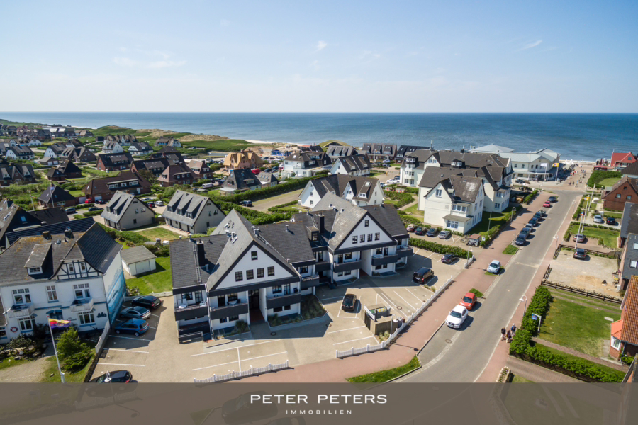 Titelbild - Exklusive Strandnähe: Moderne Wohnung mit zwei Balkonen & kleinem Meerblick in Wenningstedt