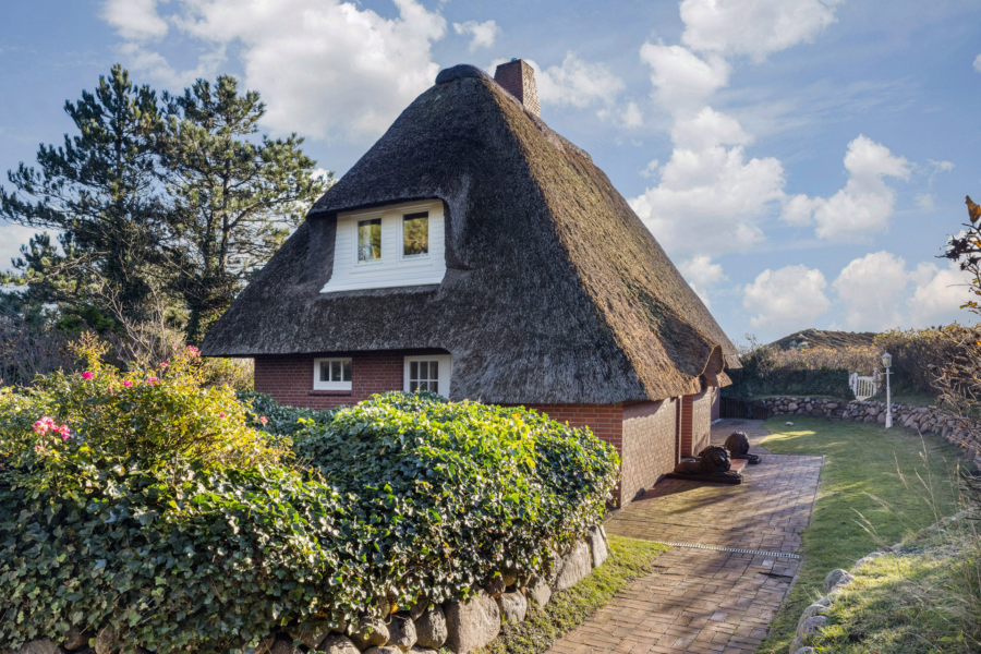 Bild - Freistehendes Einzelhaus unter Reet auf Erbpacht-Grundstück in der Westerheide mit Meerblick