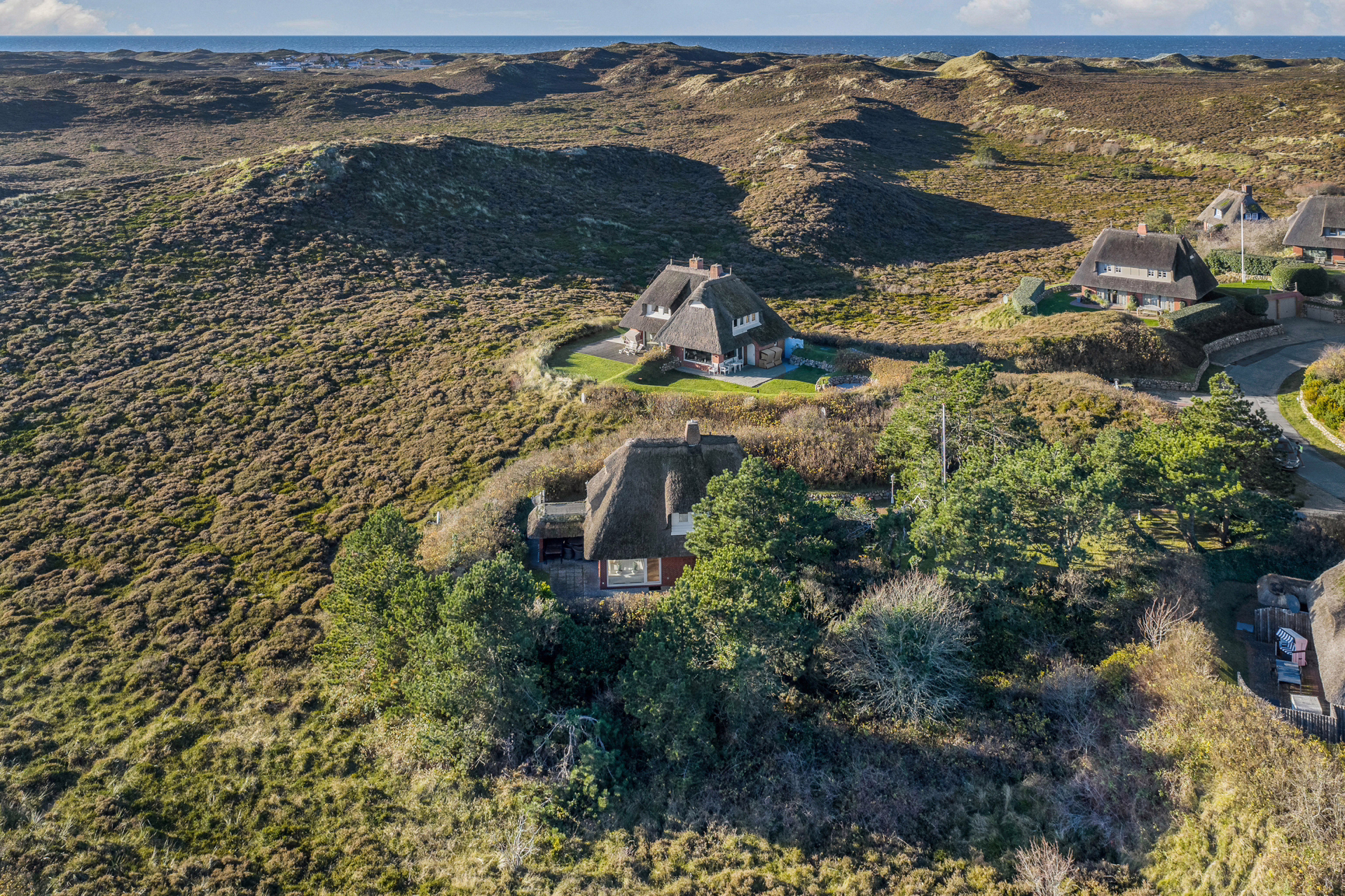 Bild - Freistehendes Einzelhaus unter Reet auf Erbpacht-Grundstück in der Westerheide mit Meerblick