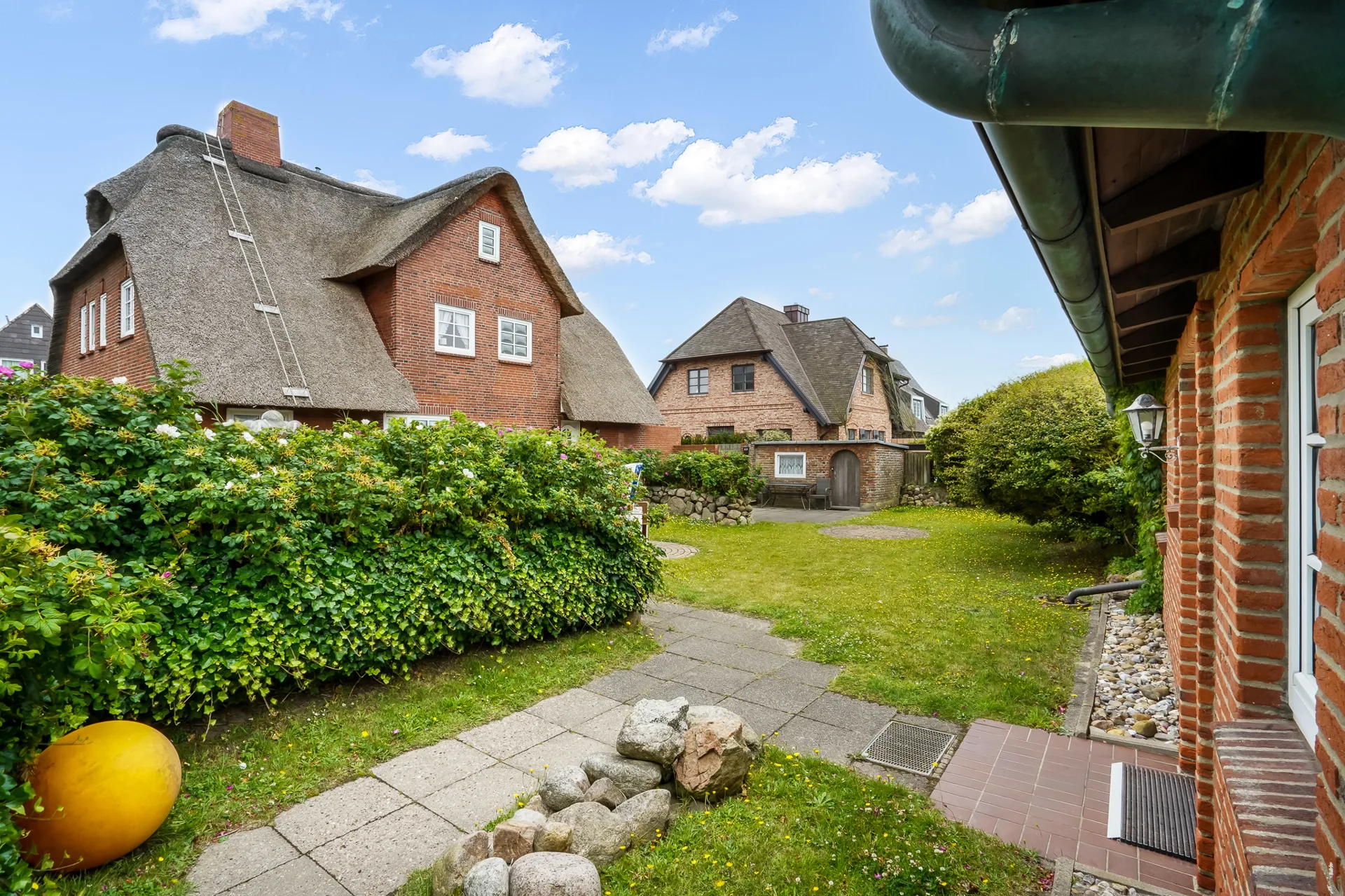 Bild - Reetgedecktes Mehrfamilienhaus in Strandnaher Lage