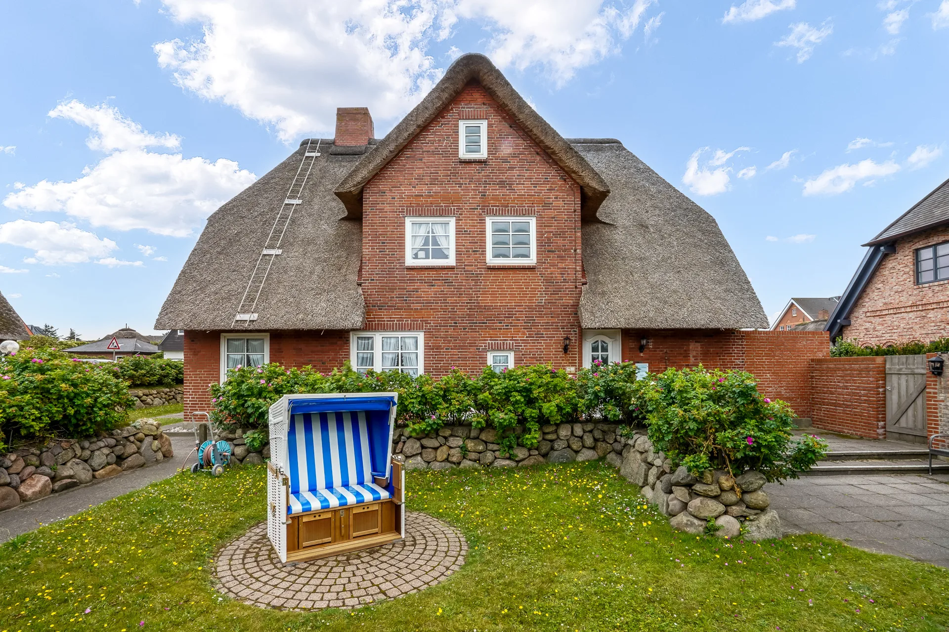 Bild - Reetgedecktes Mehrfamilienhaus in Strandnaher Lage