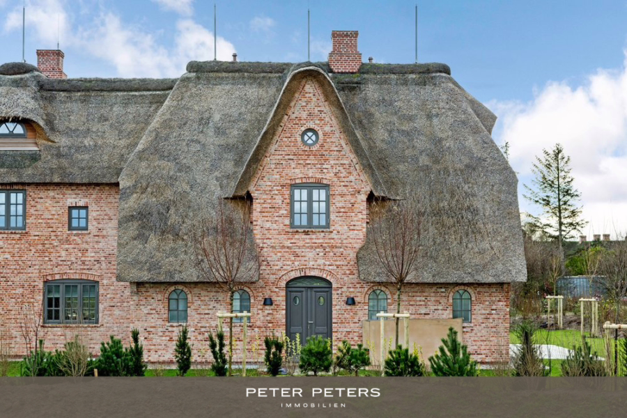 Titelbild - Reetgedeckte Neubauhaushälften in zurückgezogener Wiesenlage