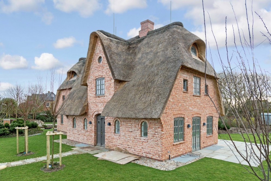 Bild - Reetgedeckte Neubauhaushälften in zurückgezogener Wiesenlage