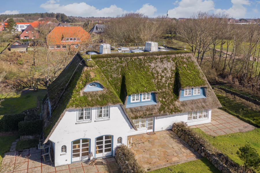 Bild - Reetdachhausteil auf großzügigem Grundstück am Dorfteich