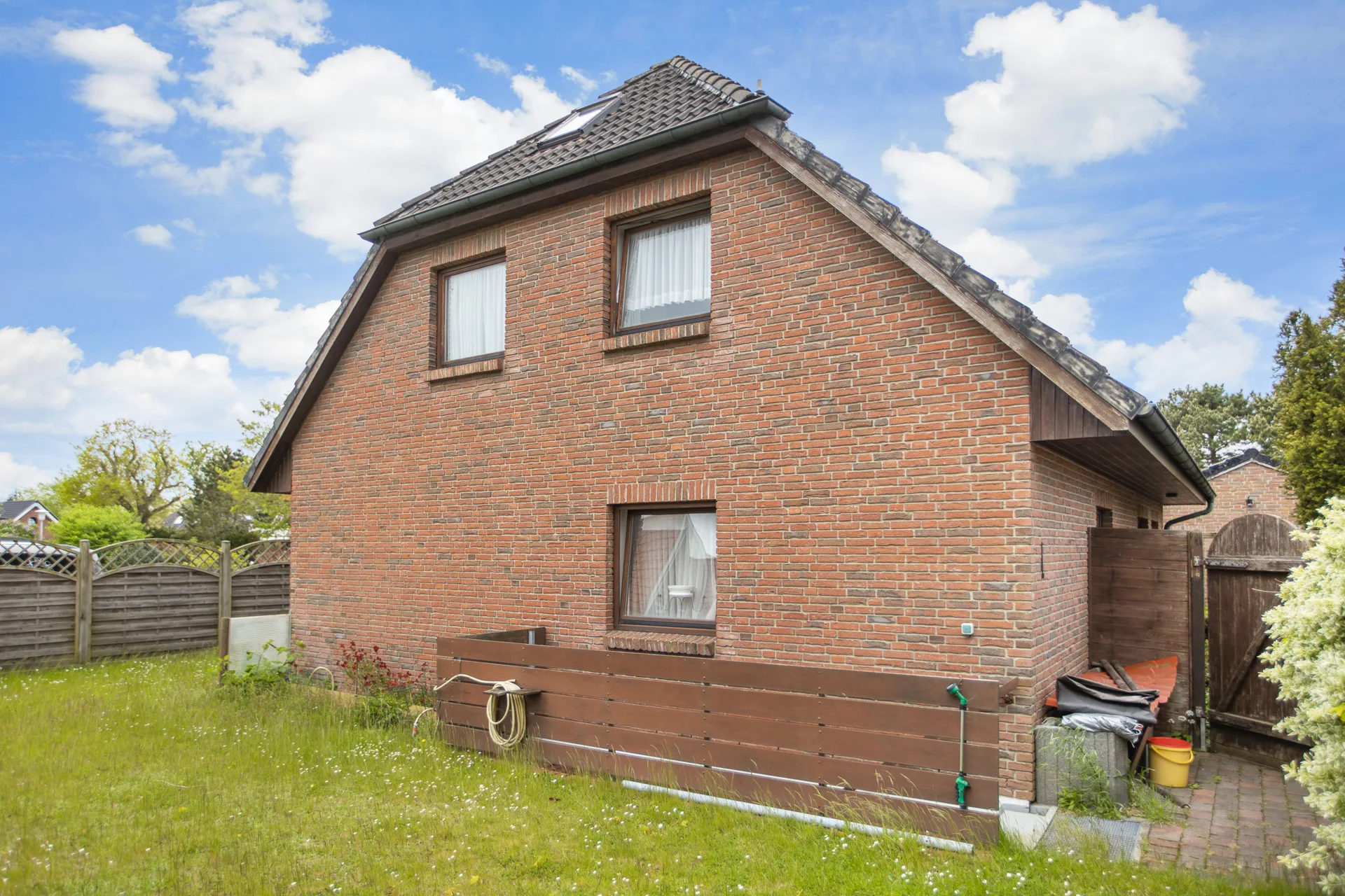 Bild - Einfamilienhaus mit 2 Ferienappartements und Doppelgarage in Alt-Westerland