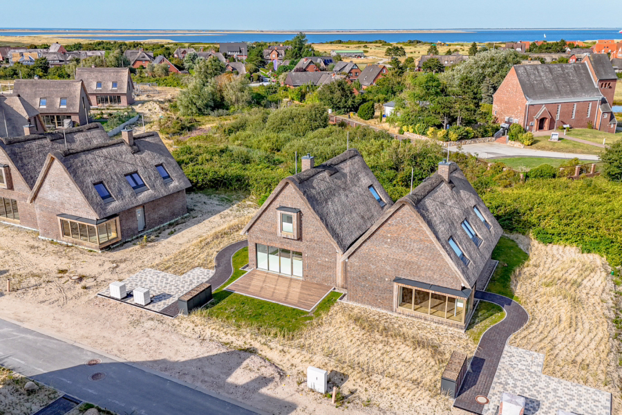 Bild - Halber Deich – F26 Modernes Küstenidyll unter Reet im Dünenpark List auf Sylt