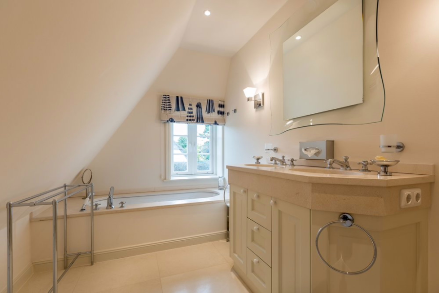 Bild - Großzügiges Einzelhaus mit Garage unter Reet in zurückgezogener Lage