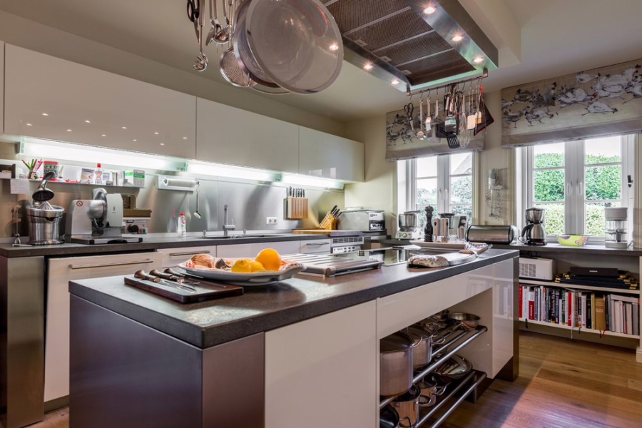 Bild - Großzügiges Einzelhaus mit Garage unter Reet in zurückgezogener Lage