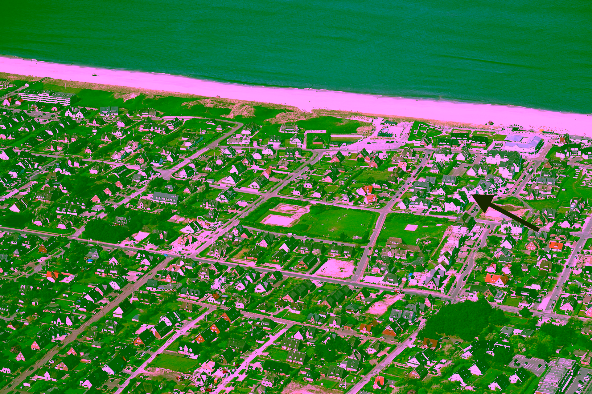 Kernsanierte Bäderstilvilla mit Ferienhausteilen in Strandnähe und bestechenden Deckenhöhen - Luftbild (17760)