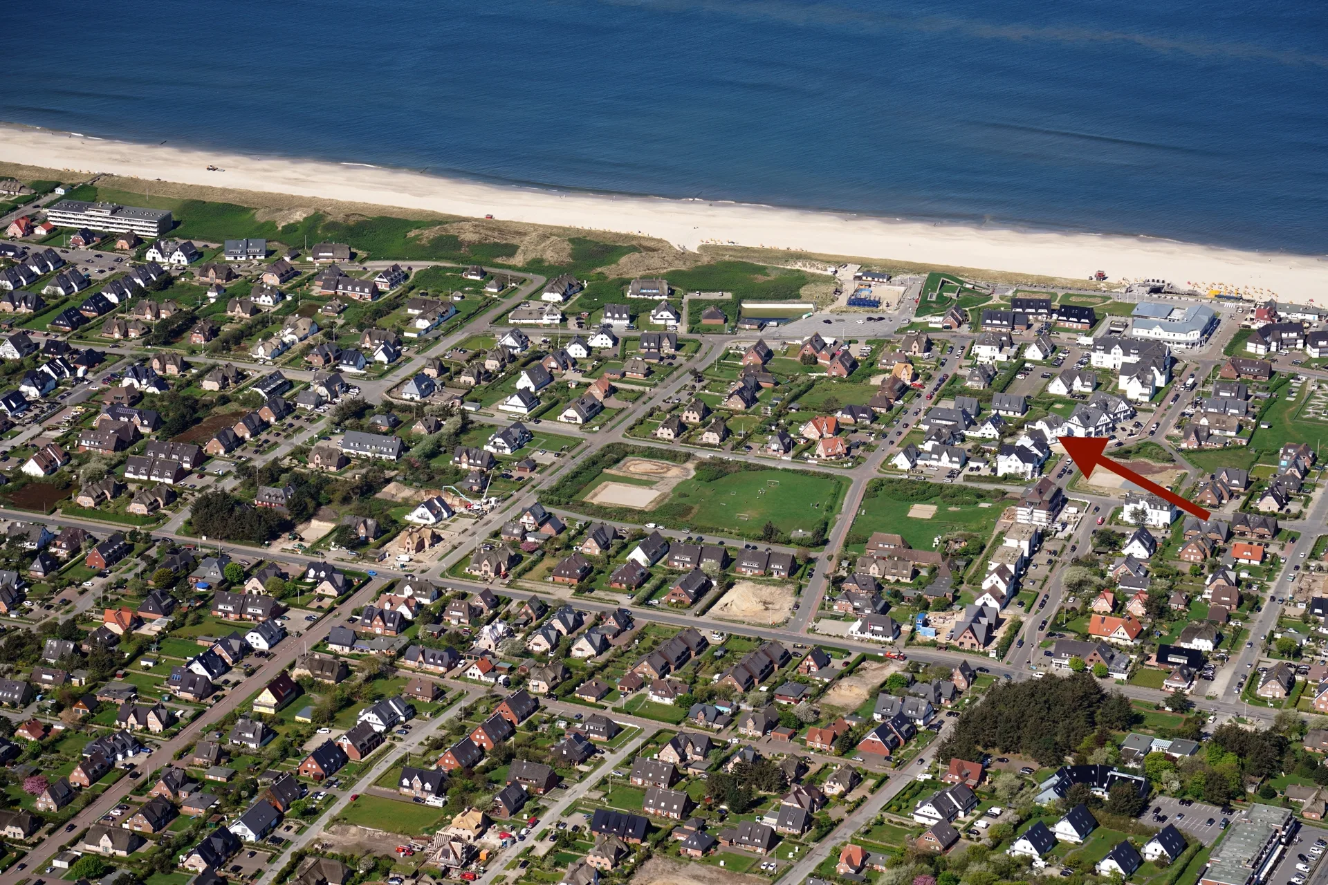 Kernsanierte Bäderstilvilla mit Ferienhausteilen in Strandnähe und bestechenden Deckenhöhen - Luftbild (103729)