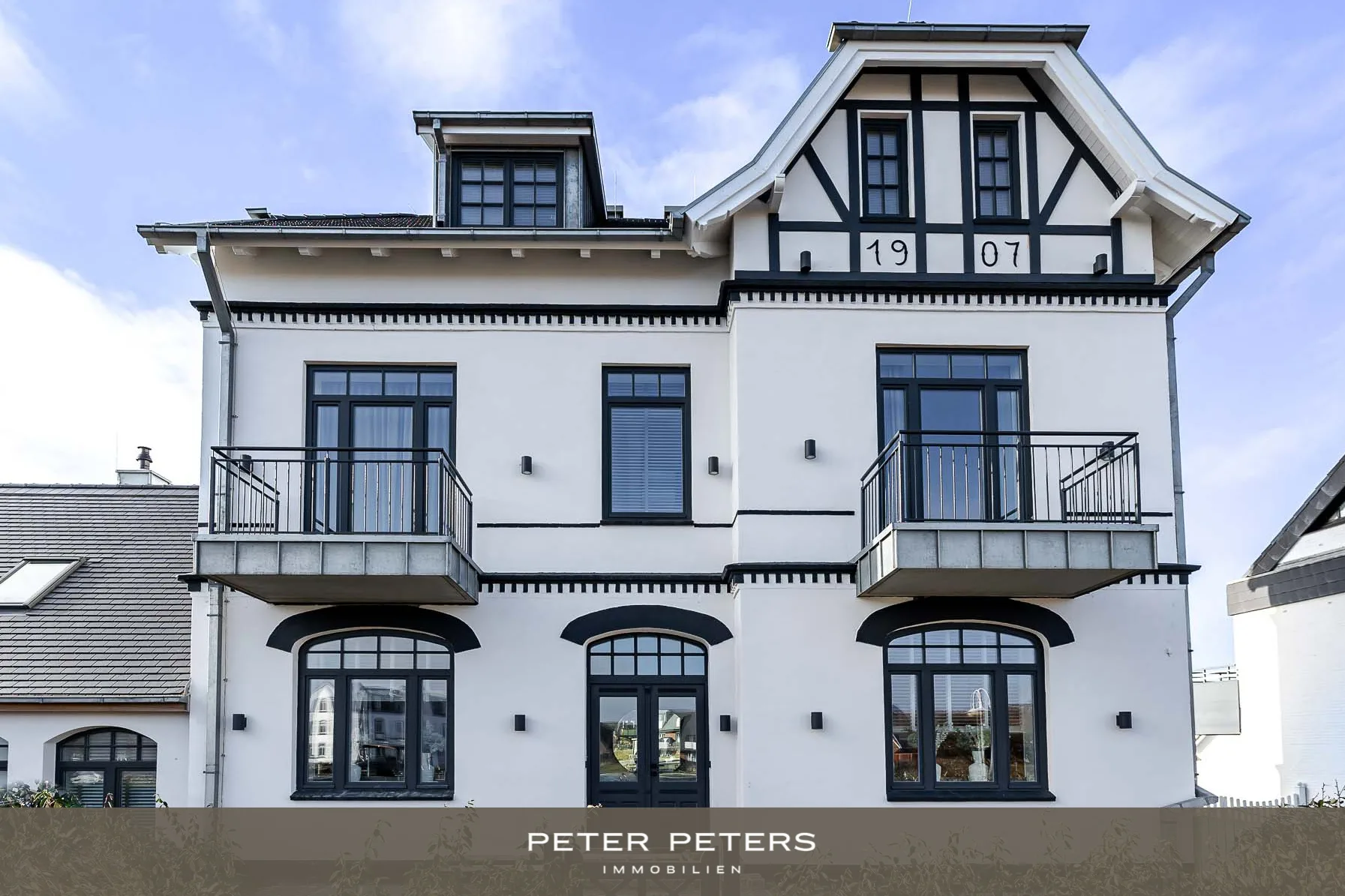 Kernsanierte Bäderstilvilla mit Ferienhausteilen in Strandnähe und bestechenden Deckenhöhen - Titelbild (103728)