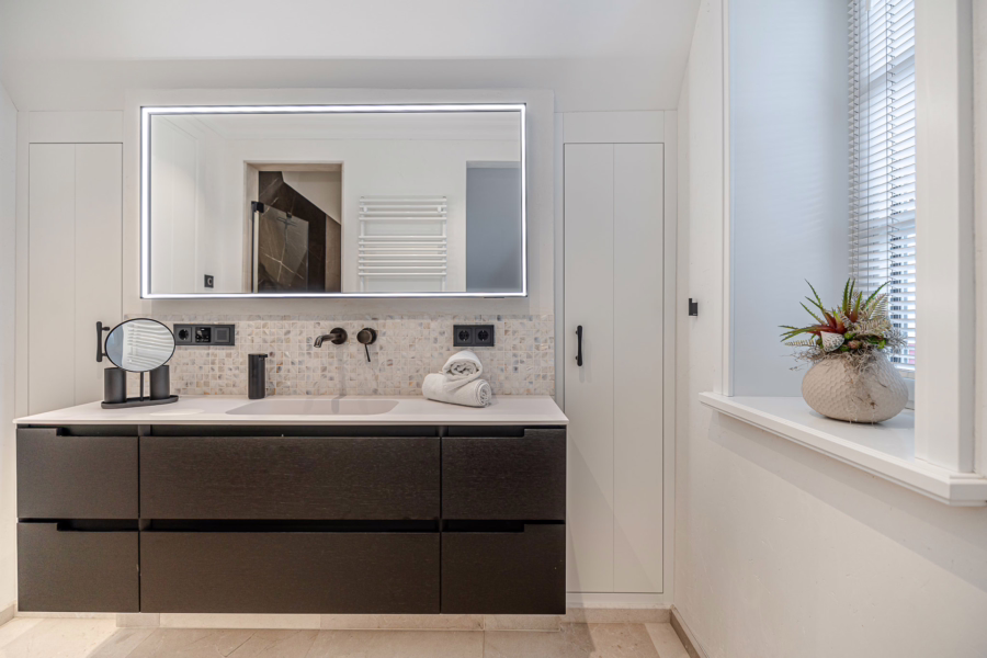 Bild - Kernsanierte Bäderstilvilla mit Ferienhausteilen in Strandnähe und bestechenden Deckenhöhen