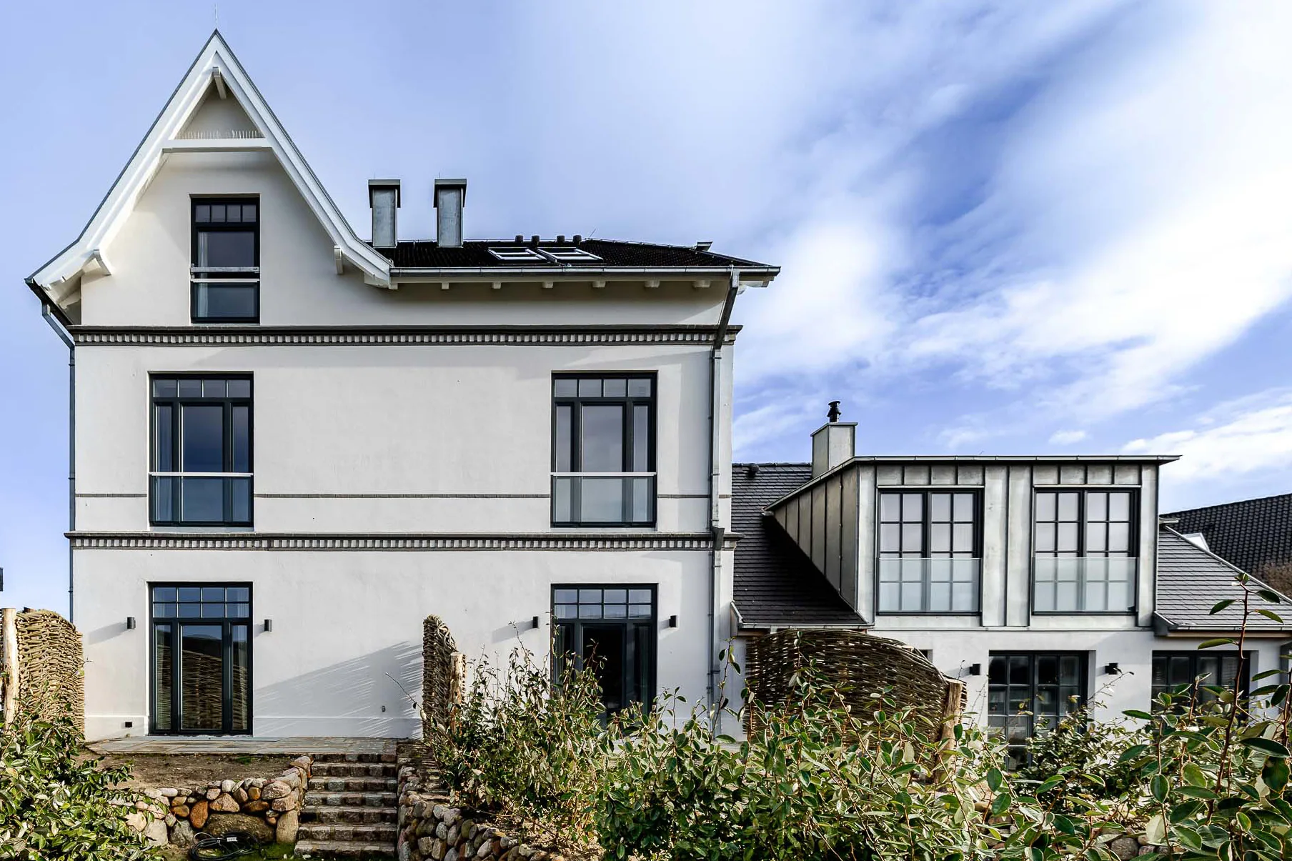 Kernsanierte Bäderstilvilla mit Ferienhausteilen in Strandnähe und bestechenden Deckenhöhen - Bild (103730)