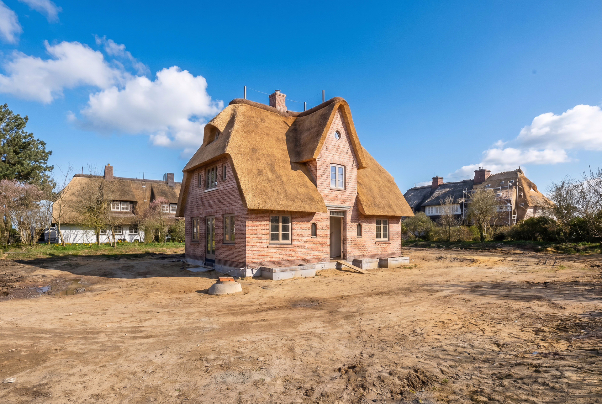 Bild - Neubau eines reetgedeckten Einfamilienhaus im Dorfkern von Keitum in Wattenmeernähe