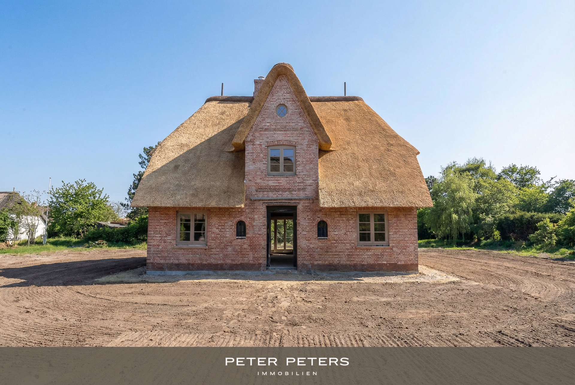 Neubau eines reetgedeckten Einfamilienhaus im Dorfkern von Keitum in Wattenmeernähe - Titelbild (47269)