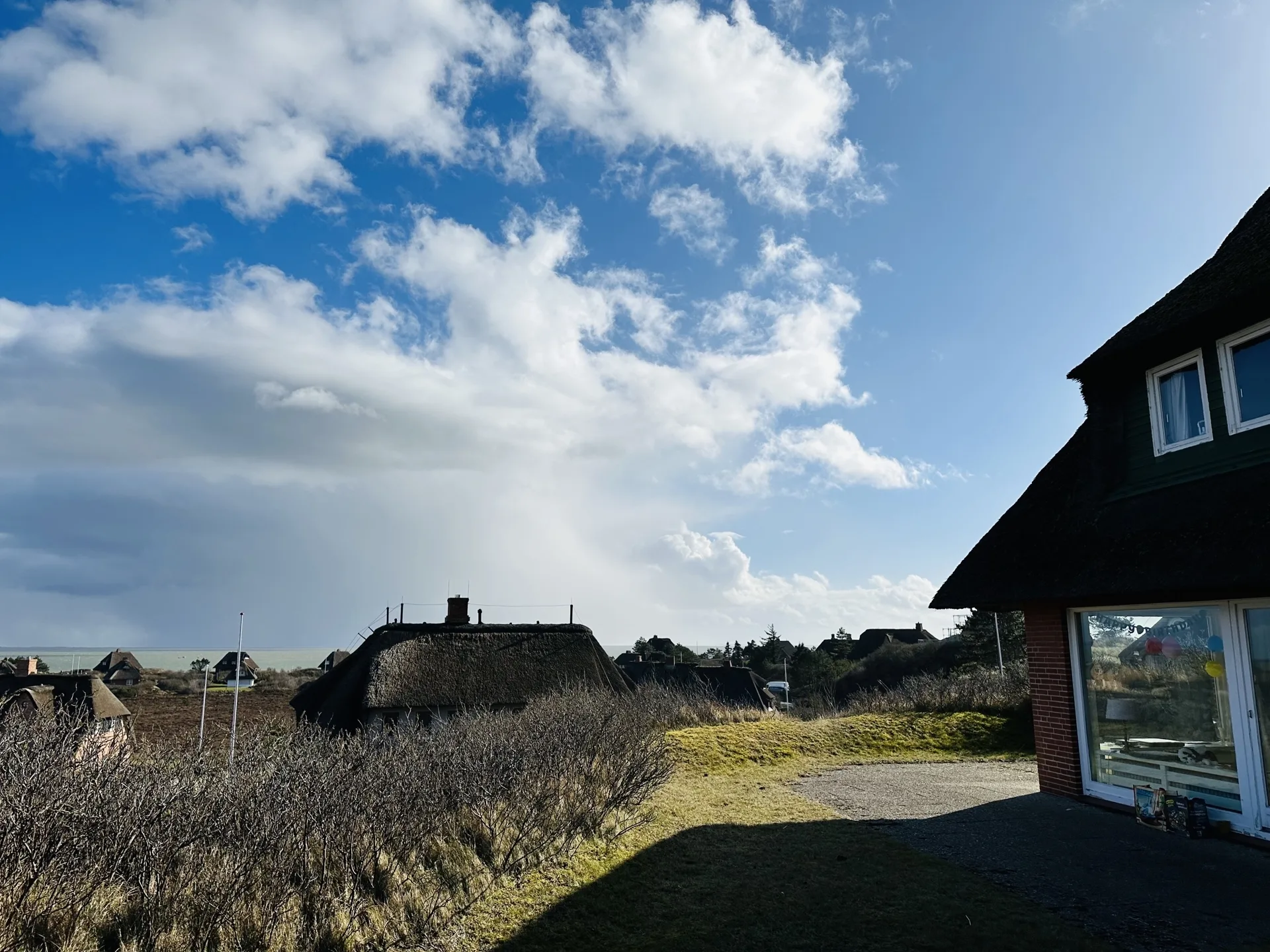 Bild - Reetgedeckte Haushälfte in der Westerheide mit Blickachsen bis zum Meer