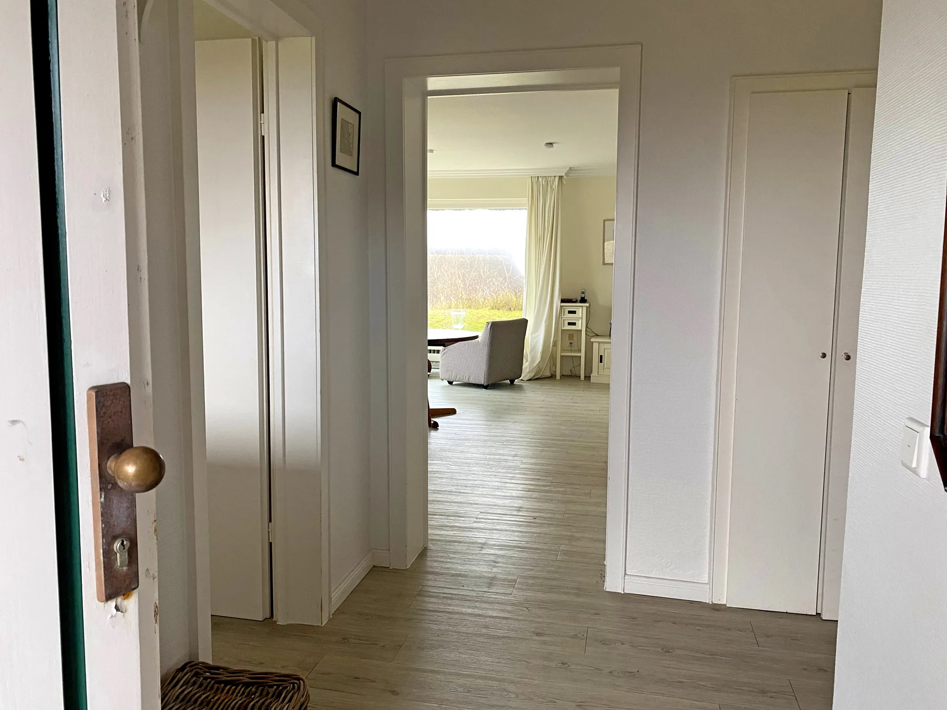 Bild - Reetgedeckte Haushälfte in der Westerheide mit Blickachsen bis zum Meer
