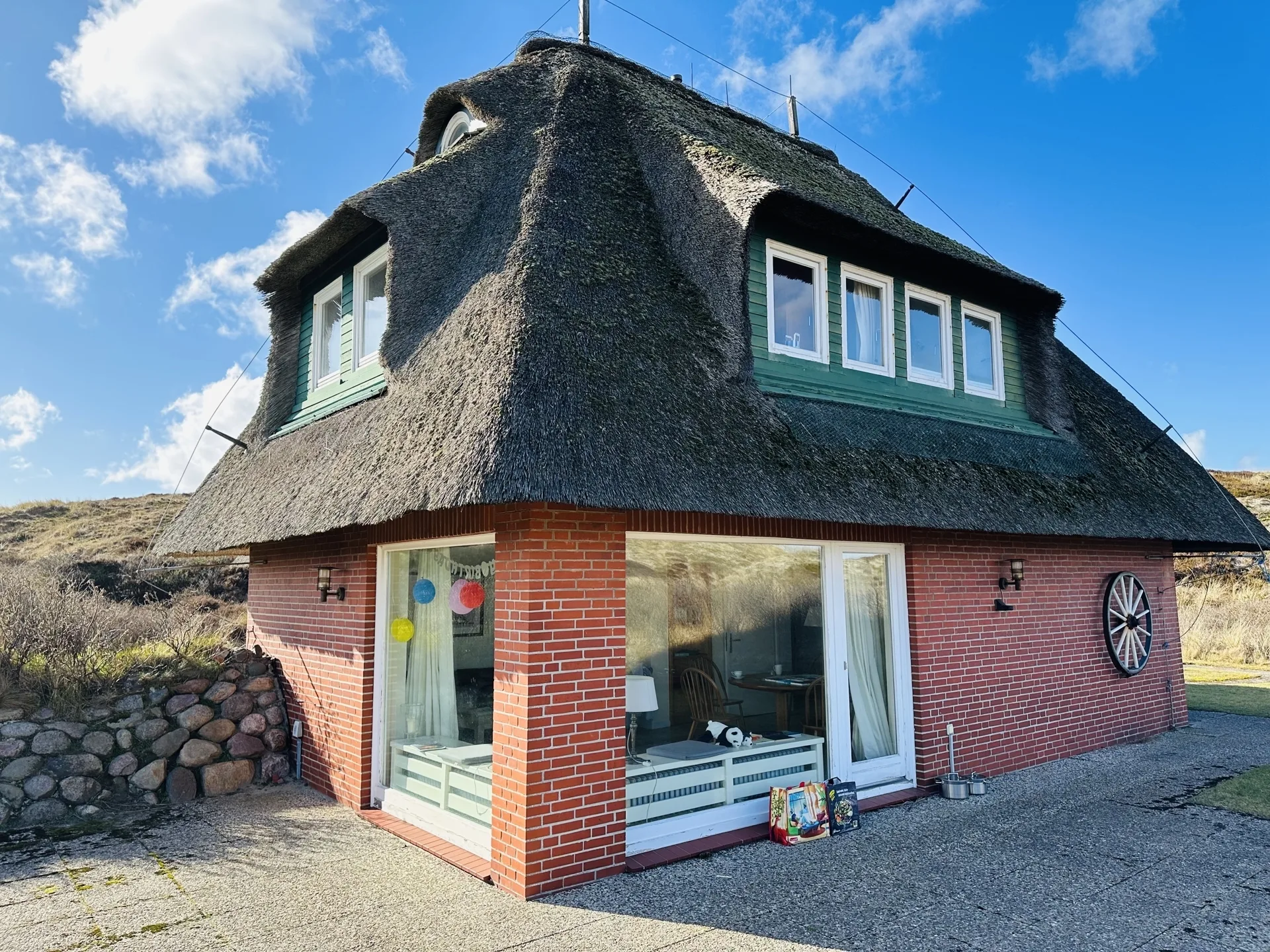 Bild - Reetgedeckte Haushälfte in der Westerheide mit Blickachsen bis zum Meer