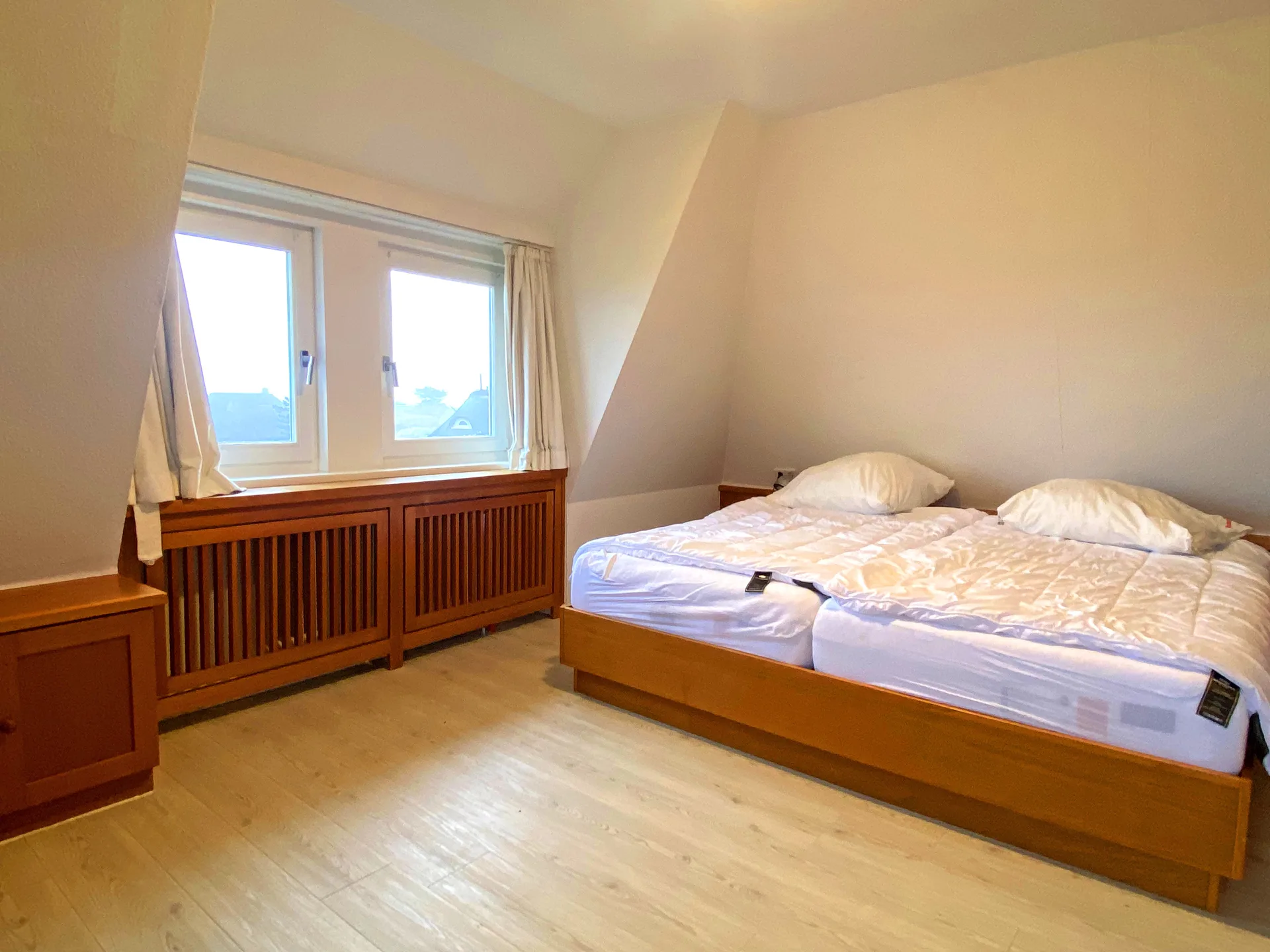 Bild - Reetgedeckte Haushälfte in der Westerheide mit Blickachsen bis zum Meer