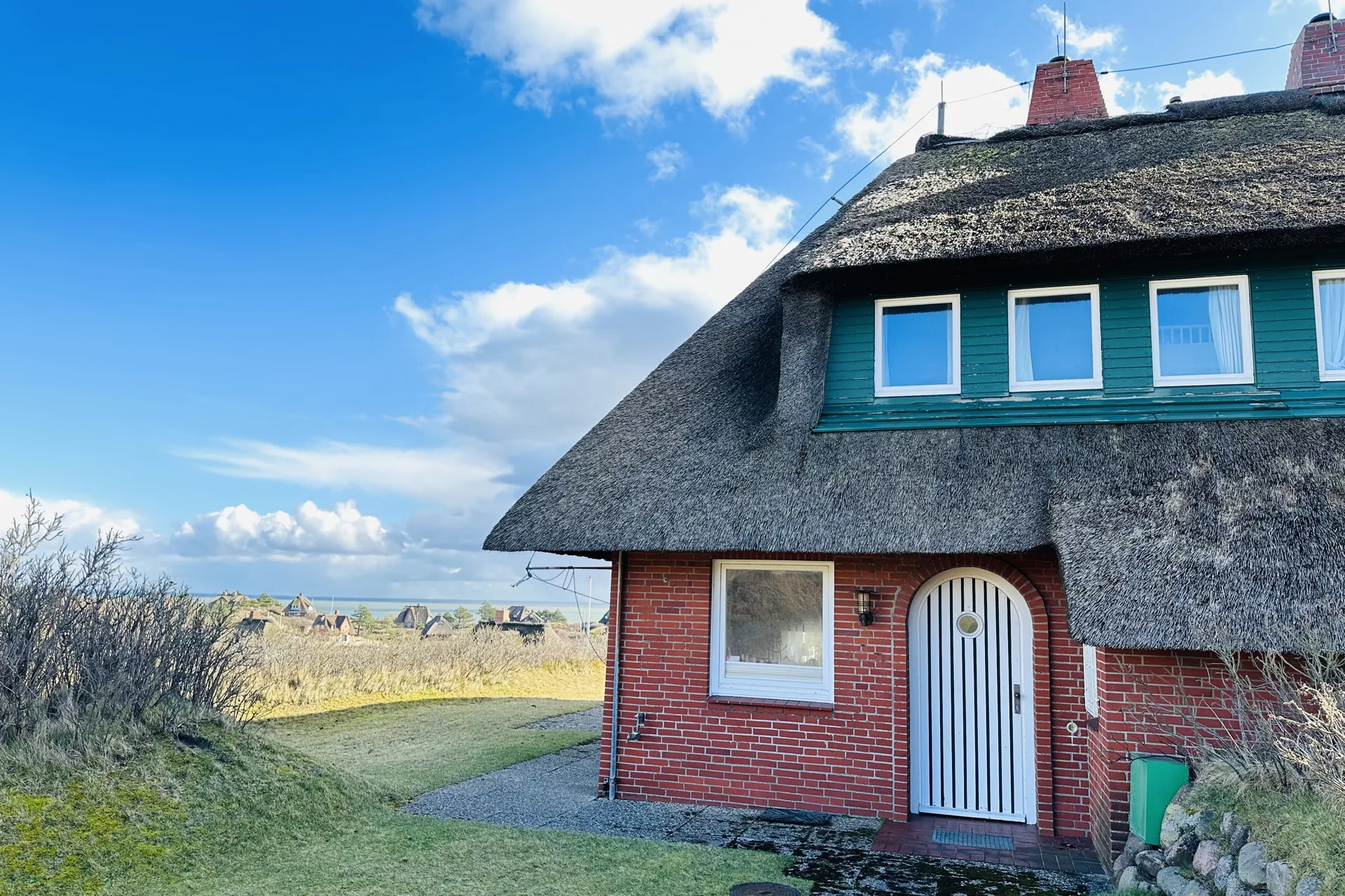 Bild - Reetgedeckte Haushälfte in der Westerheide mit Blickachsen bis zum Meer