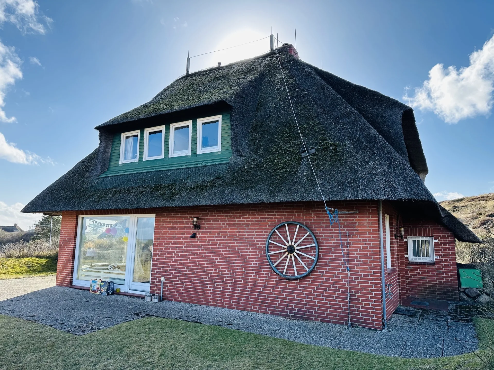 Bild - Reetgedeckte Haushälfte in der Westerheide mit Blickachsen bis zum Meer